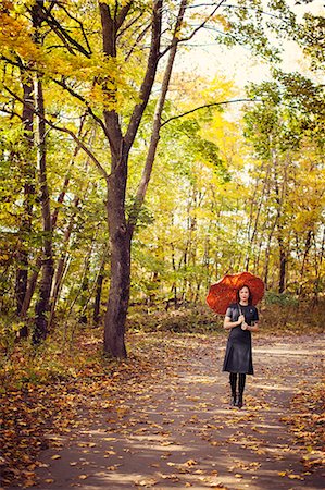 simsearch:6126-08635432,k - Sweden, Woman with umbrella in park Fotografie stock - Premium Royalty-Free, Codice: 6126-08644021