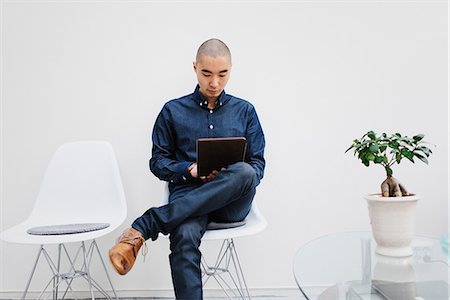 Sweden, Freelancer sitting with digital tablet Foto de stock - Sin royalties Premium, Código: 6126-08644039