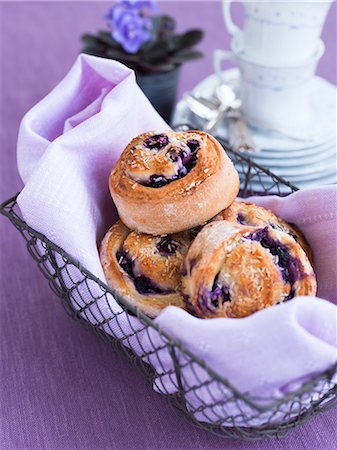 simsearch:6126-08643018,k - Sweden, Bilberry buns in basket Photographie de stock - Premium Libres de Droits, Code: 6126-08644250