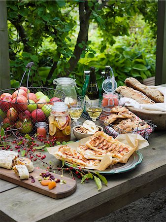 Sweden, Apples, cakes and bread on table Photographie de stock - Premium Libres de Droits, Code: 6126-08644222