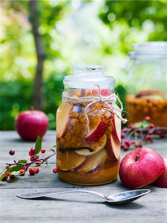 simsearch:6126-08643018,k - Sweden, Preserved and fresh apples on table Photographie de stock - Premium Libres de Droits, Code: 6126-08644224