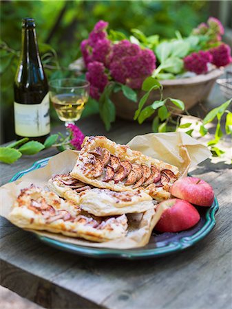 simsearch:6126-08643781,k - Sweden, Apple pie and fresh apples on plate Photographie de stock - Premium Libres de Droits, Code: 6126-08644229