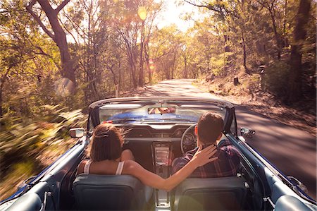 Australia, New South Wales, Sydney, Lane Cove, Couple driving car through forest Photographie de stock - Premium Libres de Droits, Code: 6126-08644347