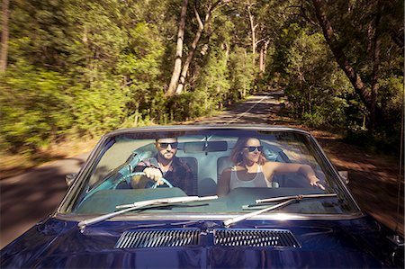 parebrise - Australia, New South Wales, Sydney, Lane Cove, Couple driving car through forest Photographie de stock - Premium Libres de Droits, Code: 6126-08644348