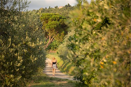 simsearch:6126-09104200,k - Italy, Tuscany, Dicomano, Woman walking along road in vineyard Photographie de stock - Premium Libres de Droits, Code: 6126-08644355