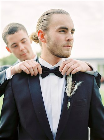 Sweden, Groom adjusting partner's bow tie at gay wedding Foto de stock - Sin royalties Premium, Código: 6126-08644305