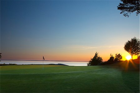 simsearch:6126-08643494,k - Sweden, Ostergotland, View of Lake Vattern by Ombergs Golf Resort at sunset Photographie de stock - Premium Libres de Droits, Code: 6126-08644441