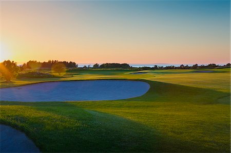 simsearch:6126-08636086,k - Sweden, Ostergotland, View of Ombergs Golf Resort by Lake Vattern at sunset Foto de stock - Royalty Free Premium, Número: 6126-08644447