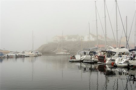 simsearch:6126-08644674,k - Sweden, Bohuslan, Kladesholmen, Sailboats moored in misty harbor Photographie de stock - Premium Libres de Droits, Code: 6126-08644400