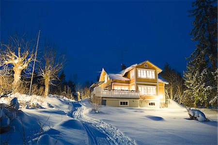snowy night at home - Sweden, Stockholm Archipelago, Uppland, Loparo, View of illuminated house in winter Stock Photo - Premium Royalty-Free, Code: 6126-08644435