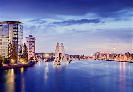 simsearch:6126-08644573,k - Germany, Berlin, Molecule Man Sculpture on Spree and illuminated riverfront at dusk Photographie de stock - Premium Libres de Droits, Code: 6126-08644548