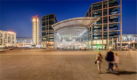 Germany, Berlin, Berlin Hauptbahnhof illuminated at night Foto de stock - Sin royalties Premium, Código: 6126-08644572