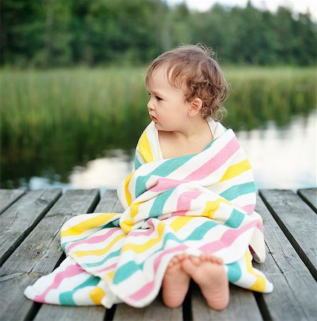 simsearch:6126-08636461,k - Finland, Uusimaa, Lapinjarvi, Portrait of girl (2-3) wrapped in towel sitting on jetty Photographie de stock - Premium Libres de Droits, Code: 6126-08644683