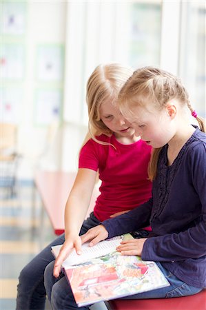 Finland, Girls (8-9) at school Photographie de stock - Premium Libres de Droits, Code: 6126-08644762