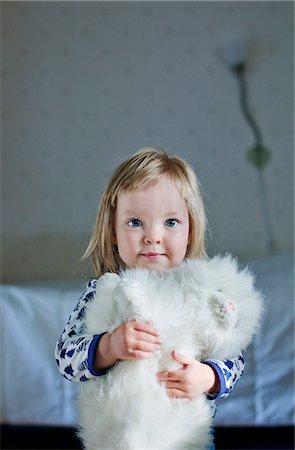 Portrait of girl (4-5) with toy cat Foto de stock - Sin royalties Premium, Código: 6126-08644702