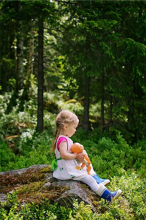 simsearch:6126-08636010,k - Finland, Paijat-Hame, Side-view of girl (2-3) sitting with doll on rock Stockbilder - Premium RF Lizenzfrei, Bildnummer: 6126-08644722