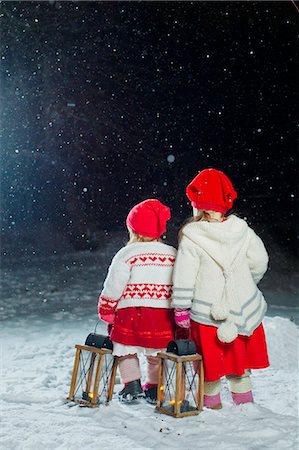 Finland, Sisters (12-17 months, 2-3) standing in backyard at night Foto de stock - Sin royalties Premium, Código: 6126-08644727