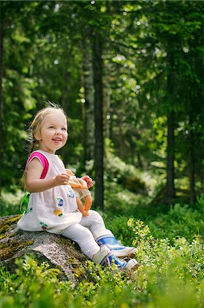 simsearch:6126-08636010,k - Finland, Paijat-Hame, Girl (2-3) playing with doll in forest Stockbilder - Premium RF Lizenzfrei, Bildnummer: 6126-08644724