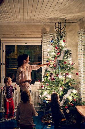 simsearch:6126-08644715,k - Finland, Mother with daughters (12-17 months, 2-3, 4-5) decorating christmas tree Foto de stock - Sin royalties Premium, Código: 6126-08644733