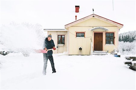 simsearch:6126-08636707,k - Finland, Jyvaskyla, Saakoski, Man shoveling snow in front of house Stock Photo - Premium Royalty-Free, Code: 6126-08644867