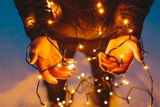 Finland, Jyvaskyla, Saakoski, Young man holding Christmas lights Photographie de stock - Premium Libres de Droits, Le code de l’image : 6126-08644873