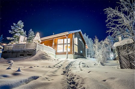 string of lights - Finland, Lapland, Kittila, Levi, Cottage in winter Photographie de stock - Premium Libres de Droits, Code: 6126-08644803