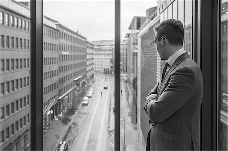 Finland, Helsinki, Businessman looking through window Photographie de stock - Premium Libres de Droits, Code: 6126-08644902