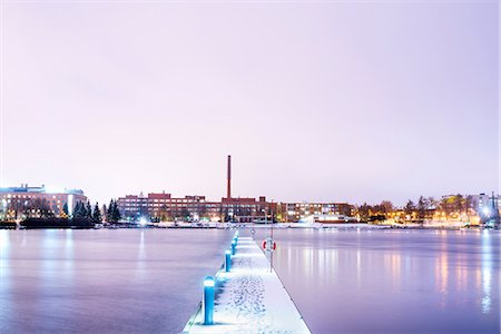 Finland, Pirkanmaa, Tampere, Pyhajarvi, Illuminated pier over lake at dusk Foto de stock - Sin royalties Premium, Código: 6126-08644925