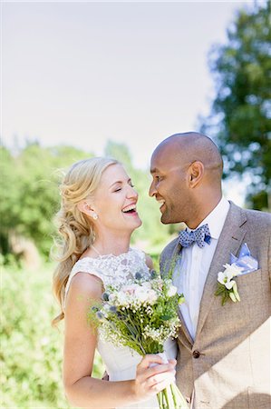 flower arrangement for women - Sweden, Smaland, Mullsjo, Smiling newly wed couple Photographie de stock - Premium Libres de Droits, Code: 6126-08658871