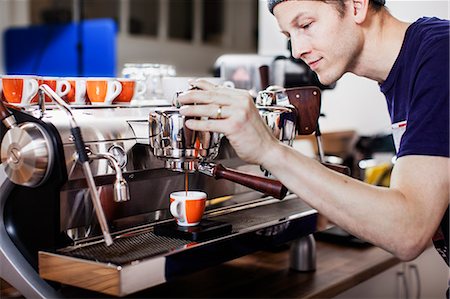 scandinavian - Sweden, Barista making coffee Foto de stock - Sin royalties Premium, Código: 6126-08658875