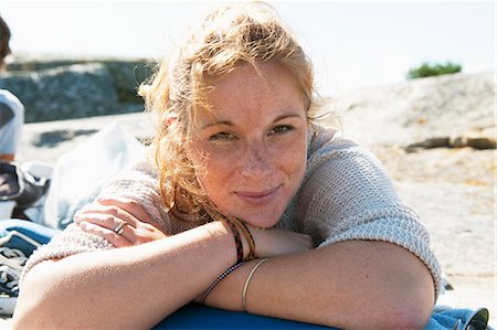 Sweden, Sodermanland, Portrait of young woman outdoors Foto de stock - Sin royalties Premium, Código: 6126-08658940