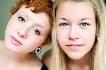 Portrait of redhair young woman and blonde teenage girl (16-17) Foto de stock - Sin royalties Premium, Código: 6126-08658997