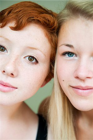 simsearch:6126-08658998,k - Portrait of redhair young woman and blonde teenage girl (16-17) Stock Photo - Premium Royalty-Free, Code: 6126-08658998