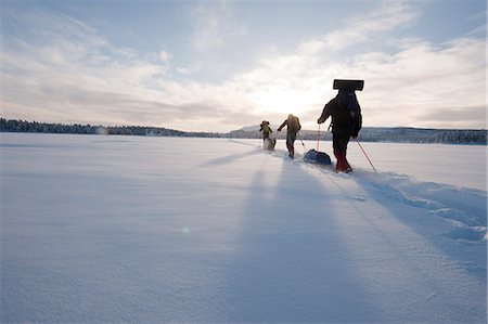 simsearch:841-03673755,k - Sweden, Lappland, Jokkmokk, Three men cross-country skiing across frozen lake in winter Fotografie stock - Premium Royalty-Free, Codice: 6126-08658910