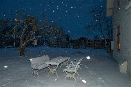 simsearch:6126-08781499,k - Sweden, Sodermanland, Stigtomta, Back yard in snow at night Stockbilder - Premium RF Lizenzfrei, Bildnummer: 6126-08659073