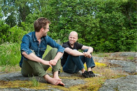 simsearch:6126-09102797,k - Sweden, Ostergotland, Vikbolandet, Two men sitting on rocks Foto de stock - Royalty Free Premium, Número: 6126-08659002