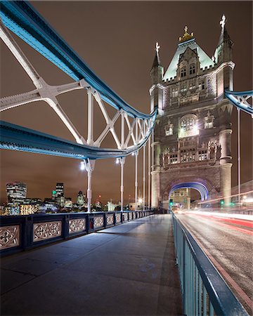 simsearch:6126-09266245,k - UK, England, London, Pedestrian walkway of Tower Bridge at night Photographie de stock - Premium Libres de Droits, Code: 6126-08659177