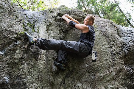 simsearch:6126-08643872,k - Sweden, Sodermanland, Tyreso, Sportsman doing bouldering in forest Photographie de stock - Premium Libres de Droits, Code: 6126-08659252