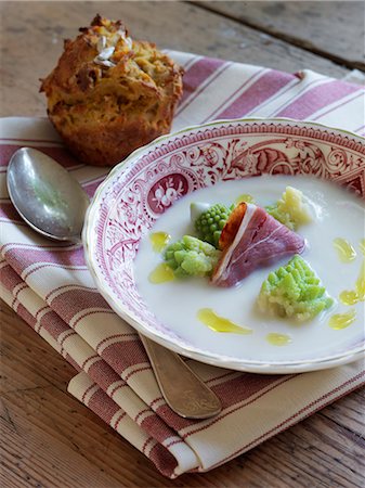 simsearch:6126-09102561,k - Sweden, Cauliflower soup with ham Photographie de stock - Premium Libres de Droits, Code: 6126-08659399