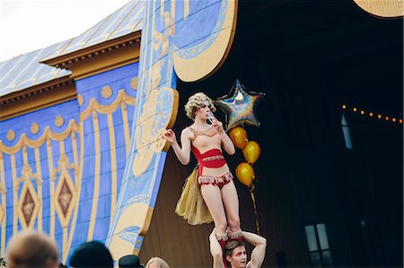 spectacle - Sweden, Uppland, Hagaparken, Woman acrobat on man's shoulders Photographie de stock - Premium Libres de Droits, Code: 6126-08659451