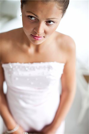 simsearch:6126-08635308,k - Sweden, Young woman in wedding dress Foto de stock - Sin royalties Premium, Código: 6126-08659456