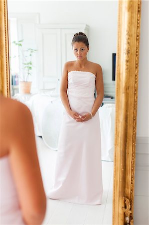 simsearch:614-06813495,k - Sweden, Reflection of young bride in mirror Stock Photo - Premium Royalty-Free, Code: 6126-08659459
