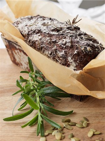 Sweden, Freshly baked brown bread Photographie de stock - Premium Libres de Droits, Code: 6126-08659409
