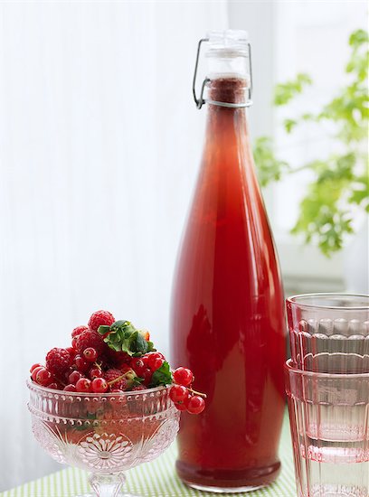 Sweden, Raspberry juice and bowl of fruits Photographie de stock - Premium Libres de Droits, Le code de l’image : 6126-08659416