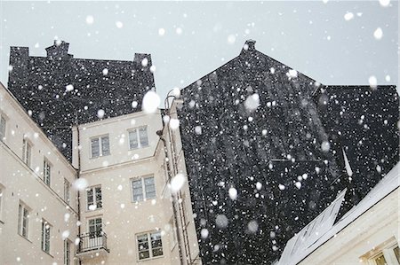 simsearch:6126-08644699,k - Finland, Helsinki, Snowflakes against residential building Foto de stock - Royalty Free Premium, Número: 6126-08659500