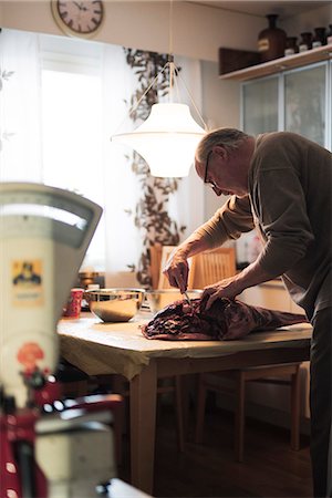 finnish - Finland, Pirkanmaa, Butcher preparing venison meat Photographie de stock - Premium Libres de Droits, Code: 6126-08659535