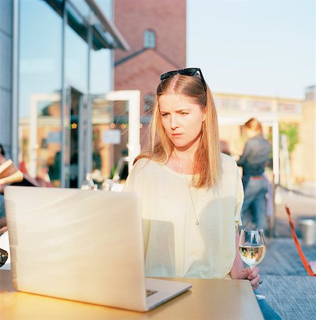 sodermanland - Sweden, Sodermanland, Nacka, Sickla, Mid-adult woman surfing net at cafe Foto de stock - Sin royalties Premium, Código: 6126-08635144