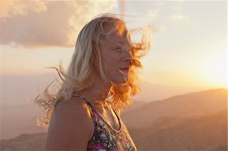 simsearch:6108-08637219,k - USA, California, Joshua Tree National Park, Female tourist relaxing in mountain landscape at sunset Foto de stock - Sin royalties Premium, Código: 6126-08635271