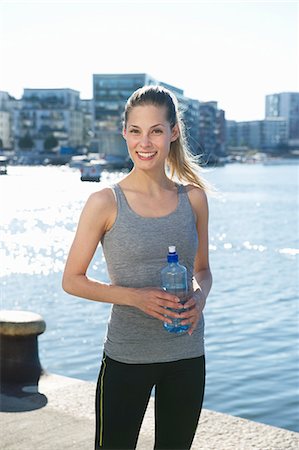 Sweden, Sodermalm, Norra Hammarbyhamnen, Hammarby Sjostad, Portrait of young woman by waterfront Foto de stock - Sin royalties Premium, Código: 6126-08635294