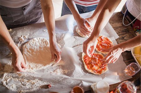 simsearch:6126-08644371,k - Italy, Tuscany, Women preparing homemade pizzas Photographie de stock - Premium Libres de Droits, Code: 6126-08635215
